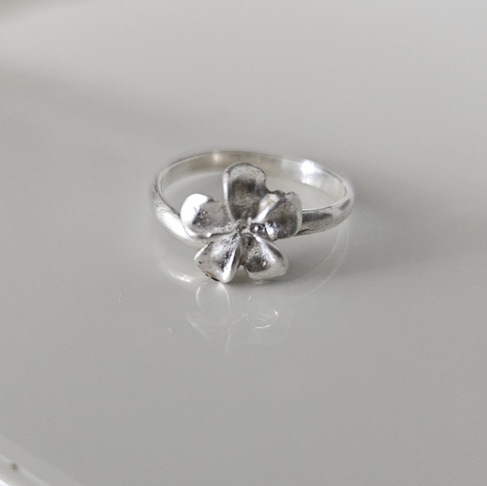 Adjustable plumeria ring